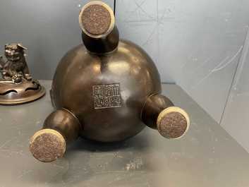 Un br&ucirc;le-parfum tripod couvert en bronze, Chine, marque de Qianlong, 19/20&egrave;me